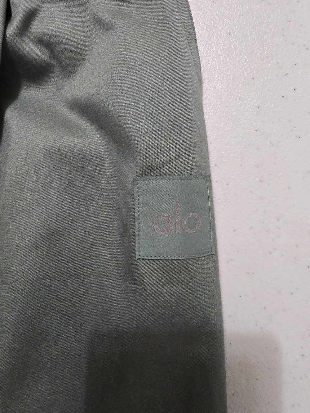 Alo Yoga High-Waist Night Out Cargo Trouser Botanical Green Women's Small NWT - Picture 12 of 15